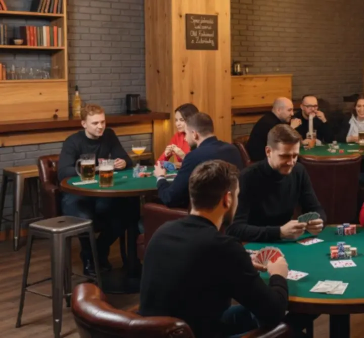Stół pokerowy w barze OURO GROUP podczas wieczornego wydarzenia.